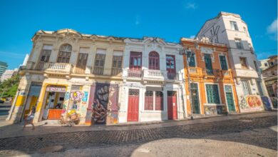 Ah, Santa Teresa! Um bairro encantador e boêmio, localizado no coração do Rio de Janeiro, onde as ruas estreitas e sinuosas revelam uma rica história e uma atmosfera inigualável.