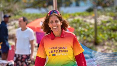 Primeira jogadora trans do Brasil faz jogo exibição nas areias de Ipanema para comemorar o mês do orgulho gay