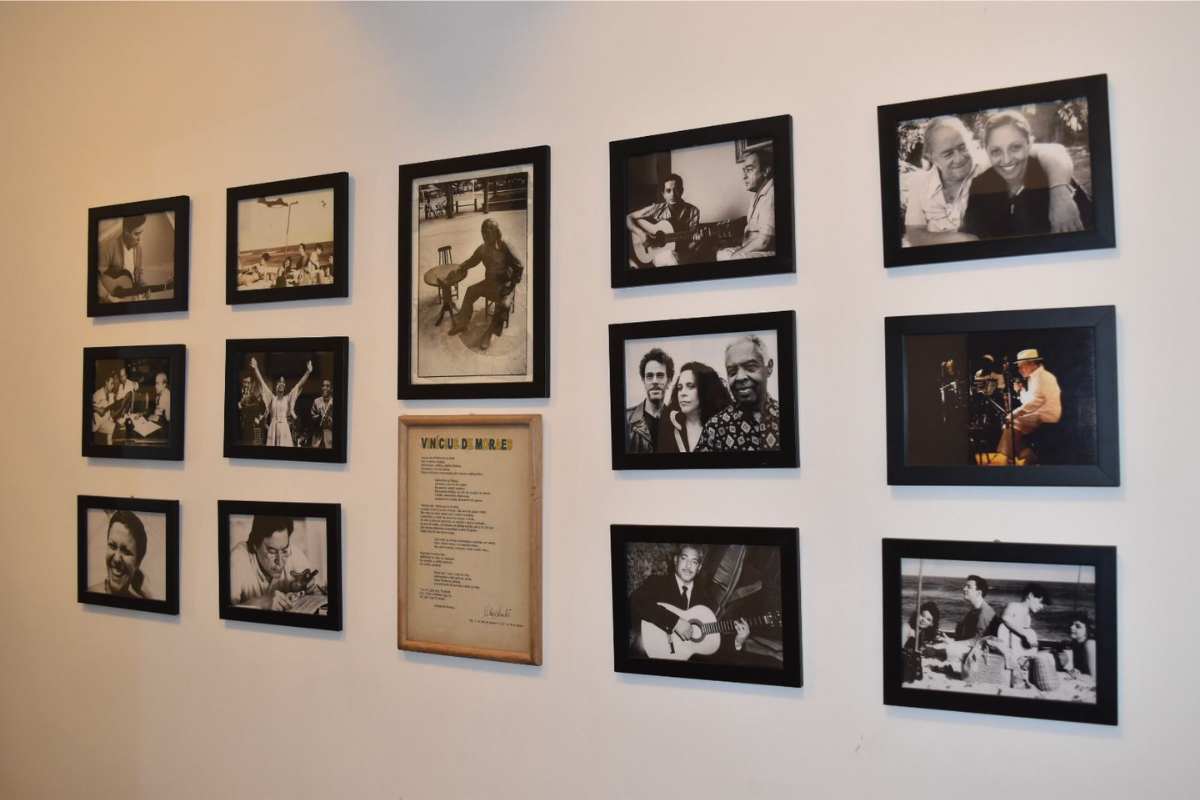 arede decorada com quadros em preto e branco de artistas da MPB no Vinicius Show em Ipanema